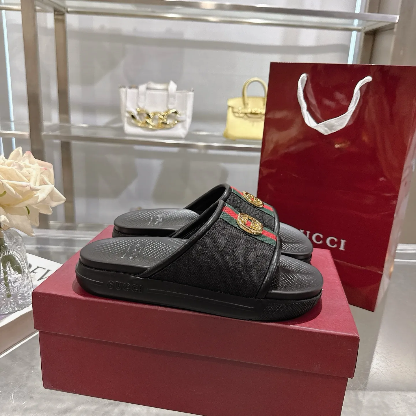 👑 Men's Shoes 420💰 New Summer Men's Slip-On Slides This piece is inspired by the summer spirit and beach clubs of the Italian coast and is part of Gucci Lido. The Pre-Fall collection reinterprets the brand's signature elements and sophisticated patterns in a contemporary way. Made from black rubber, these flat sandals feature a slip-on design that reinterprets the brand's distinctive green and red web design.  GG Classic Upper Men's Molded Rubber Footbed GG Gold Hardware Logo Flat Made in Italy Size: Men's 40 to 47,